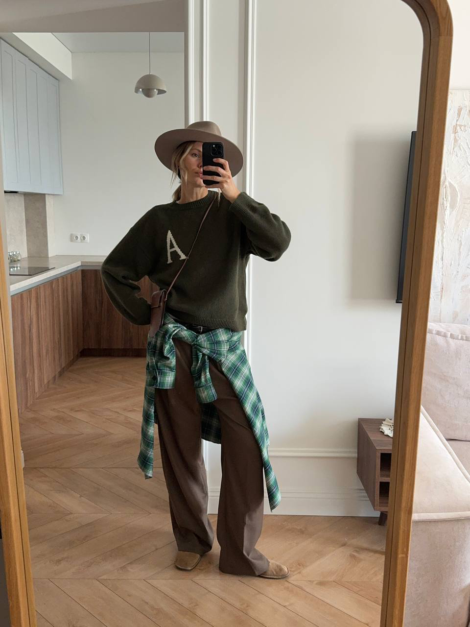 Образ дня: слиться с осенью и раствориться в выходных. 

В ролях: свободные брюки с защипами земляного оттенка. И джемпер цвета мокрой листвы — с буквой «А» на самом сердце. 

Для тех, кому хочется согреться, в палитре джемпера также есть оттенки глинтвейна и сезонного кофе. На aimclo.ru.

За образ спасибо Ольге.