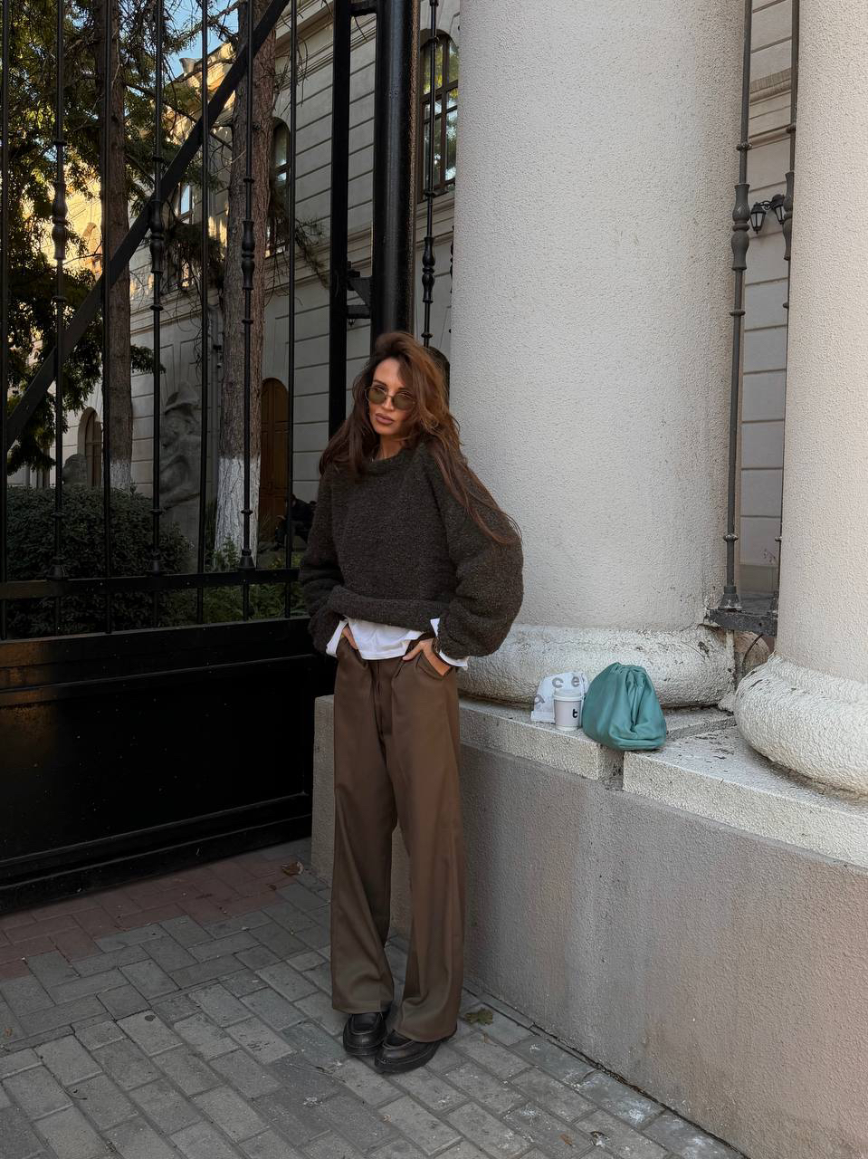 Образ дня: «Перерыв на кофе». Возможно, самая приятная часть рабочих суток. 

В главных ролях: фактурный джемпер Aim clo. Спущенное плечо, свободный крой и мягкая альпака в составе — самый комфортный кофе-брейк обеспечен. 

Подруга бренда Дарья дополняет джемпер костюмными брюками в цвет. Прямо сейчас на них действуют -10% в рамках Midseason Sale.