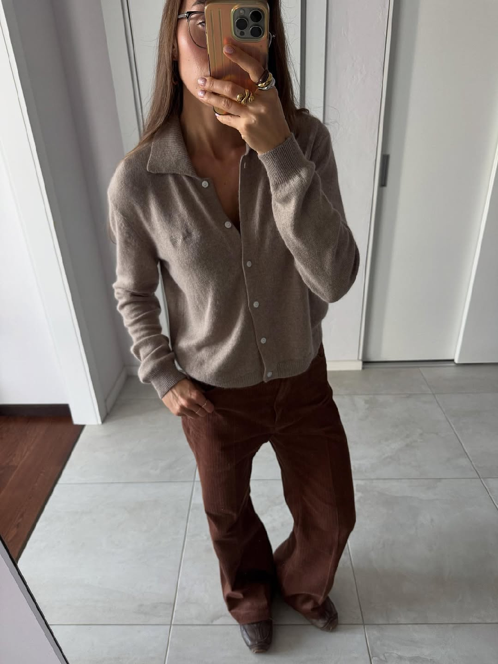 Сама осень — в цветах и фактурах Aim clo.

Вельветовых брюках клеш цвета карамели. Воздушном кардигане с ангорой цвета пенки капучино. Теплых шапке и шарфе, напоминающих по оттенку вишневое варенье.

Ищите их на aimclo.ru. За образ спасибо Анжеле @a_ignatova