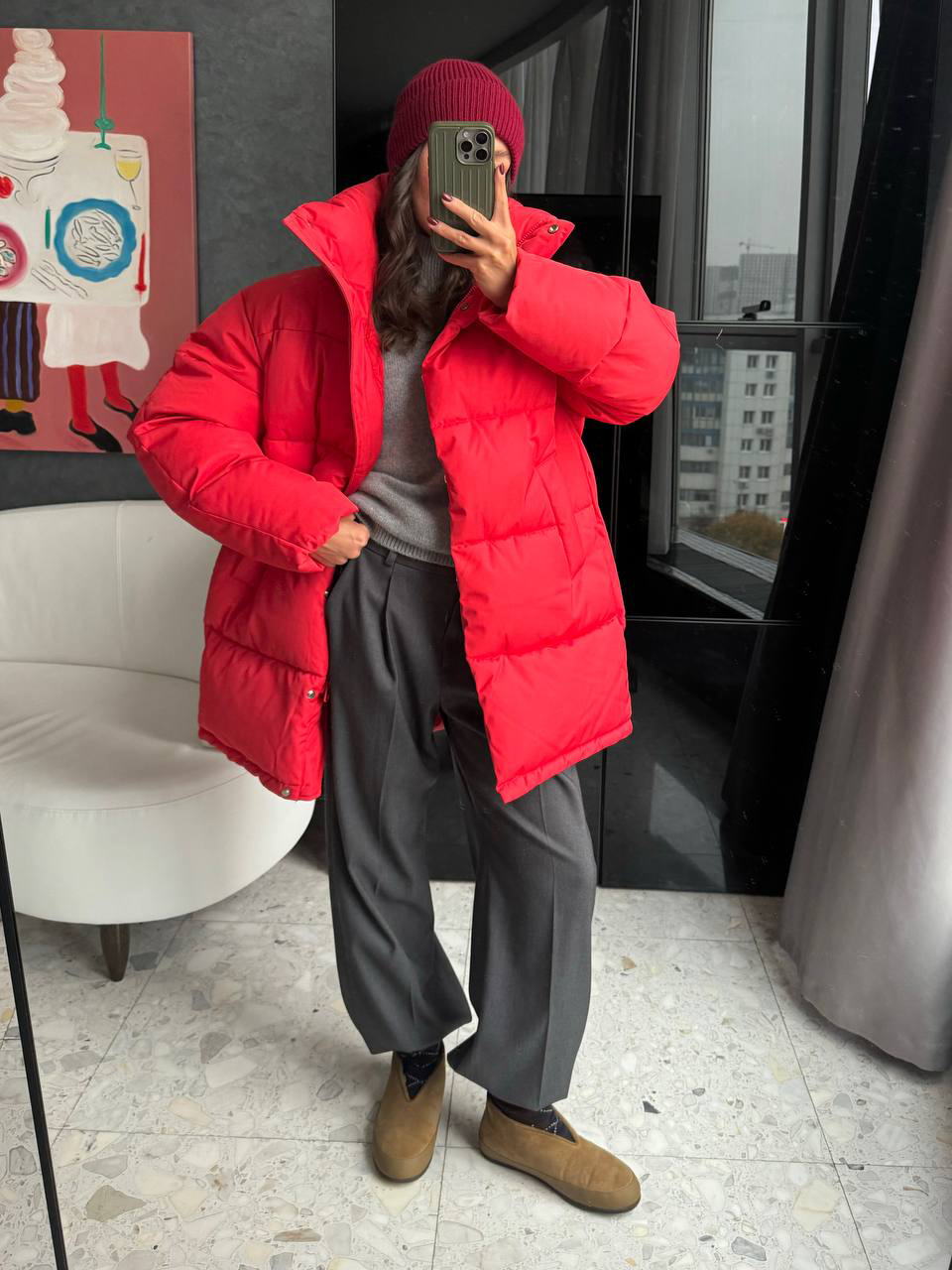 Далеко не тепло, но и недостаточно холодно. Что носить прямо сейчас, во второй половине октября — начале ноября? 

Выбираем любимую многослойность, но уже без лишних деталей. 

1. Один теплый (!) слой + верхняя одежда — верная формула для тех, кто проводит одинаковое количество времени на улице и в помещении. 

Один свитер с хорошим составом согреет вас куда больше, нежели «пирог» из тонких маек, водолазок и рубашек. 

Берем пример с Азалии: сочетаем серый свитер с высоким горлом и огненно-красную пуховую куртку (также в образе участвуют наши брюки с защипами и теплая шапка). 

2. Один легкий слой + верхняя одежда — выбор для тех, кто передвигается на машине или просто проводит мало времени на улице. 

Заменяем свитер на (не)классическую рубашку и все так же накидываем алую теплую куртку. Комфортный и всегда актуальный образ готов.