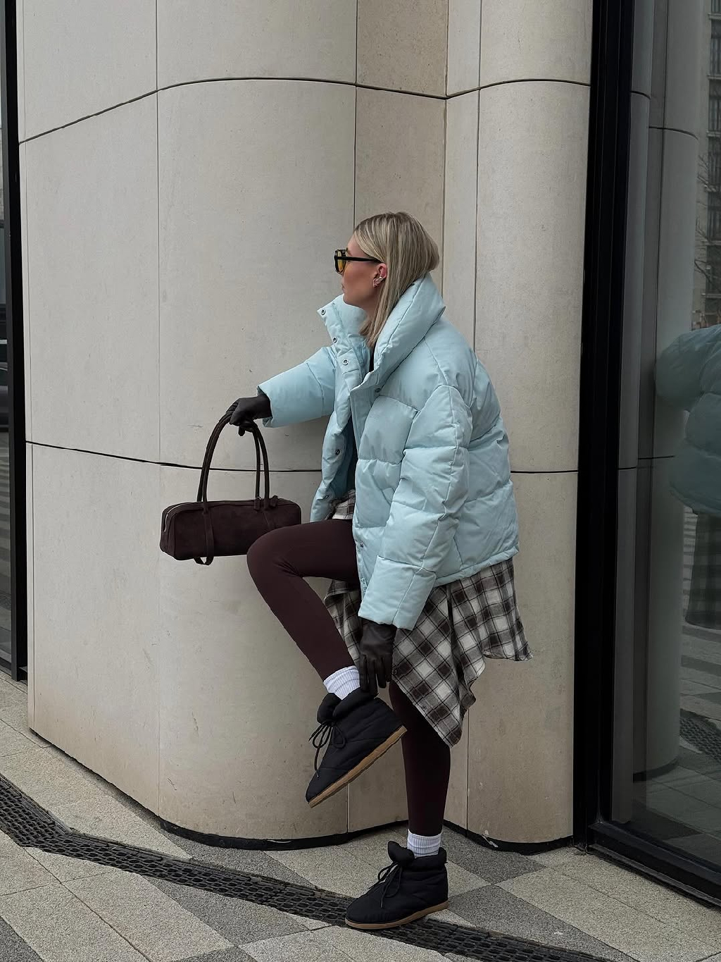 Сменить хмурое небо на чистое, ясное - легко с пуховой курткой Aim clo, как у Катрин.

Ищите на aimclo.ru всю палитру - огненно-красный и надежный черный цвет.