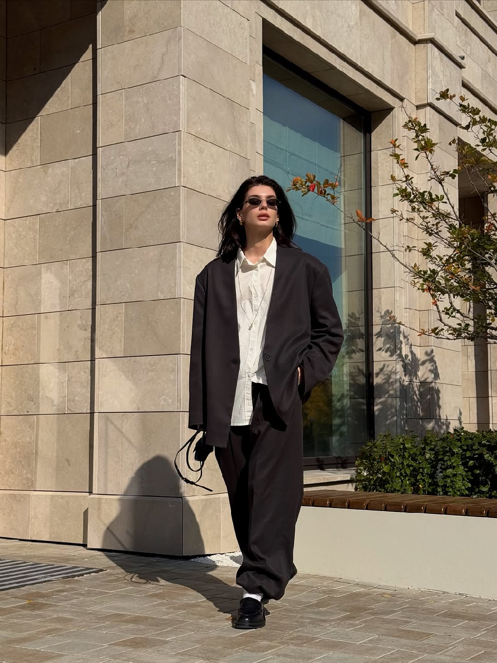 Образ подруги Aim clo Алины из нашей любимой категории: «классический, но не банальный».

В ролях: графитовый дуэт - однобортный жакет без лацканов + брюки свободного кроя с защипами.

Ищите в разделе «Базовый гардероб». На aimclo.ru.