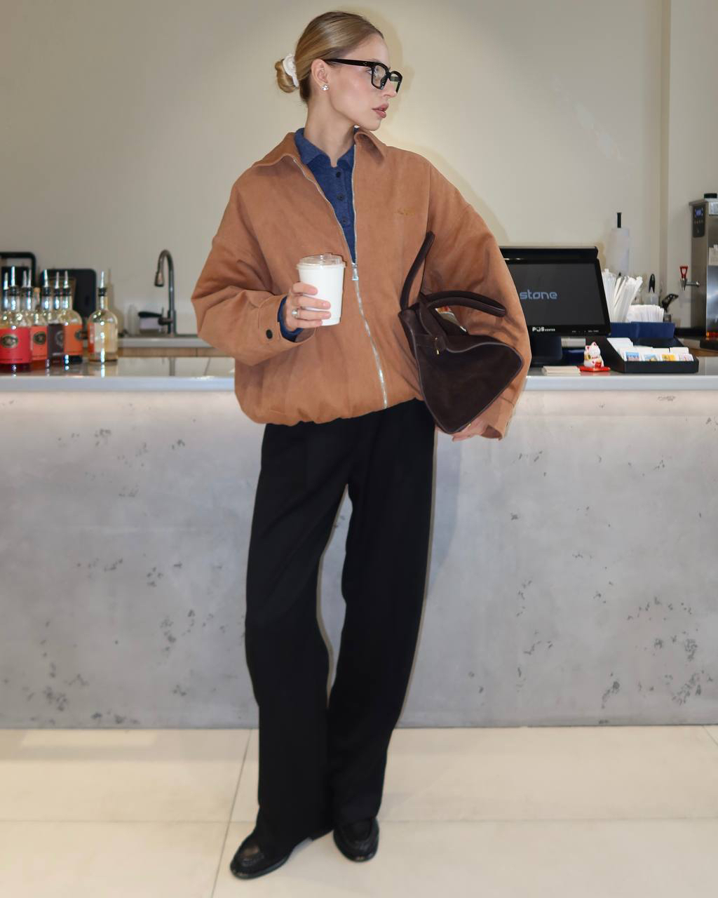 Легкий визуально, этот образ Aim clo способен согревать до -5 градусов. 

Все благодаря бомберу из денима цвета карамели: он утепленный. А также составу джемпера-регби: 30% мягчайшего кашемира и 70% шерсти. Здесь дуэт дополнен черными брюками с защипами.

Ищите больше теплых спутников на этот сезон в разделе «Идеальный состав».