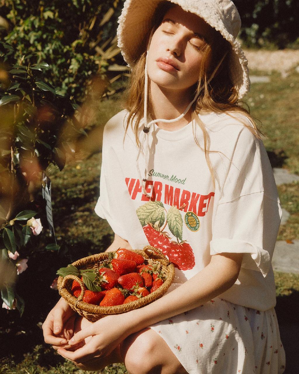 «Утром веранда наполнена светом,
Запахом сладким садов Живерни.
Ветер лениво скользит по одежде,
Гладит невинно цветов лепестки.

Он воскресит в сердце образы детства:
Куст малины, лукошко и сад.
Не французский, а бабушкин — нежный.
Всё отдам, чтоб вернуться назад».

Коллекция Nostalgic Garden от 2Mood — как поэзия из ткани.
В каждом платье — лето, воспоминания и много нежности.