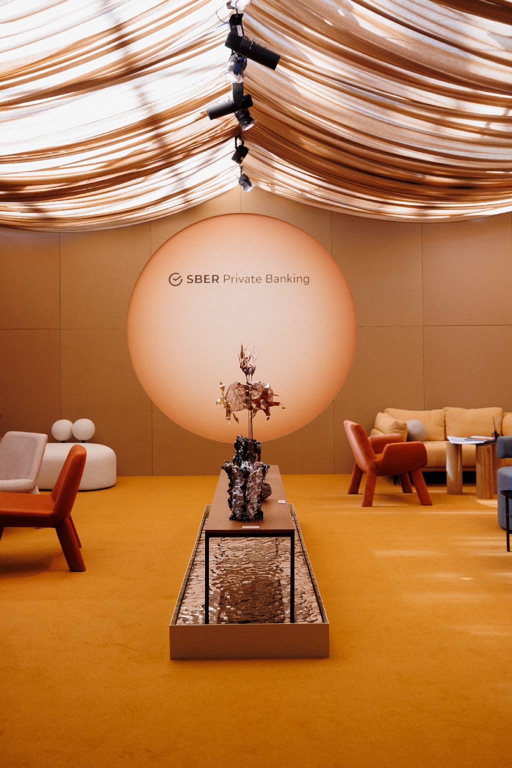 ånnki® x sber private banking

на международной ярмарке современного искусства @cosmoscowfair мы выступили мебельными партнёрами лаунжа sber private banking: пространство для тех, кто ценит искусство, тишину и дизайн.

реализация проекта: in — outstudio