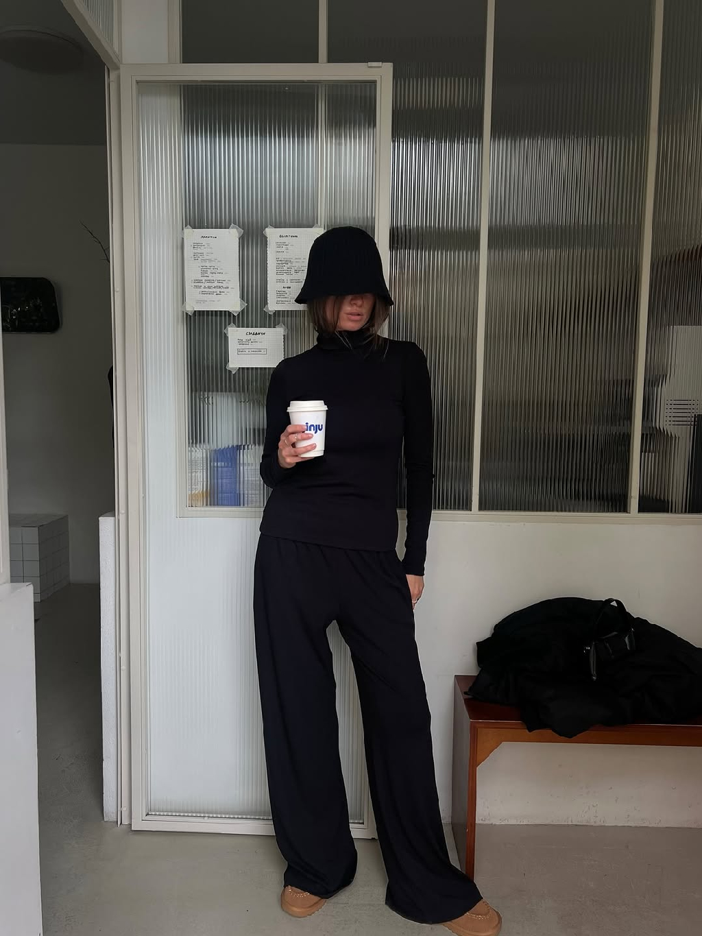 Total black 🖤

В черном оттенке мягкий трикотаж IN&OUT обретает совсем другой характер - собранный, выразительный и притягательный.