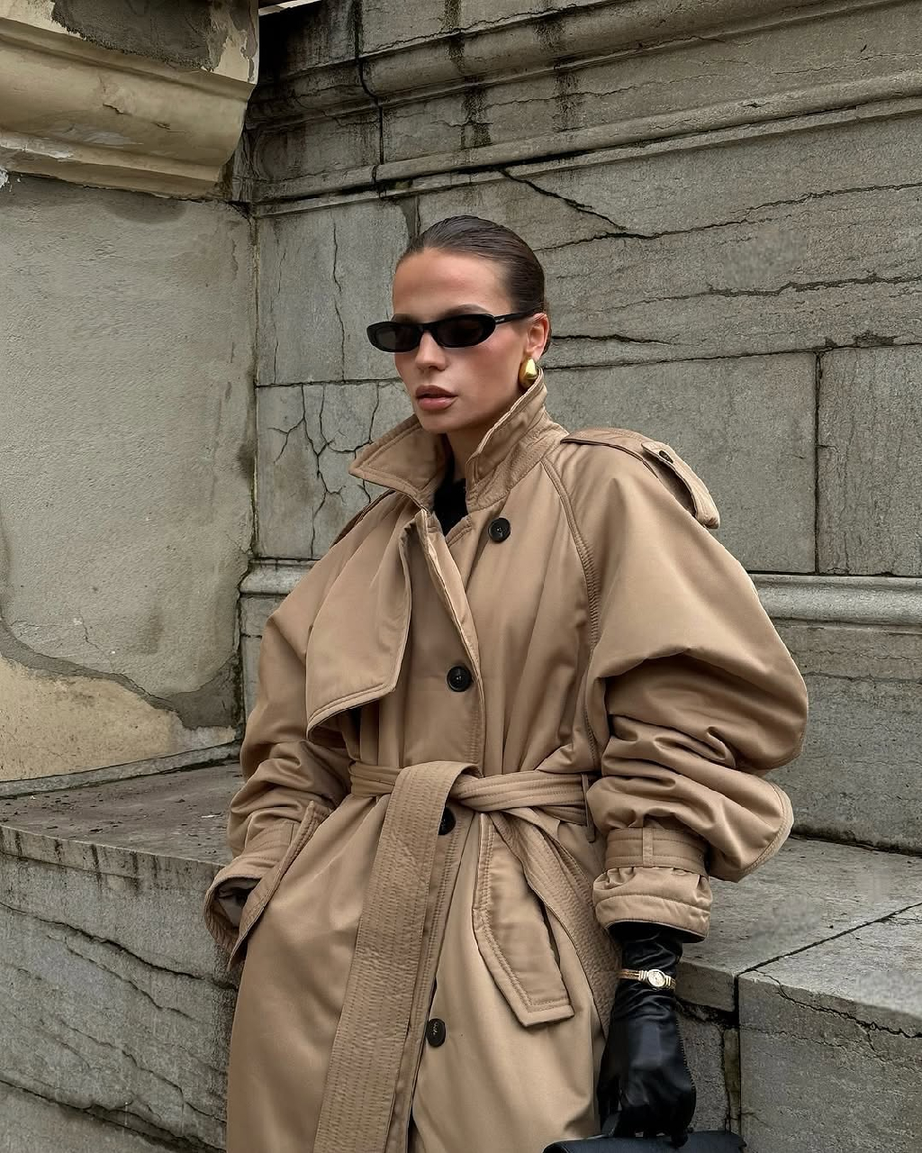 Утепленный тренч «Танго в Париже» - это воплощение утонченного стиля, элегантности и романтики, которые переполняют каждый уголок Парижа.

Тренч доступен в двух цветах на сайте matu.me