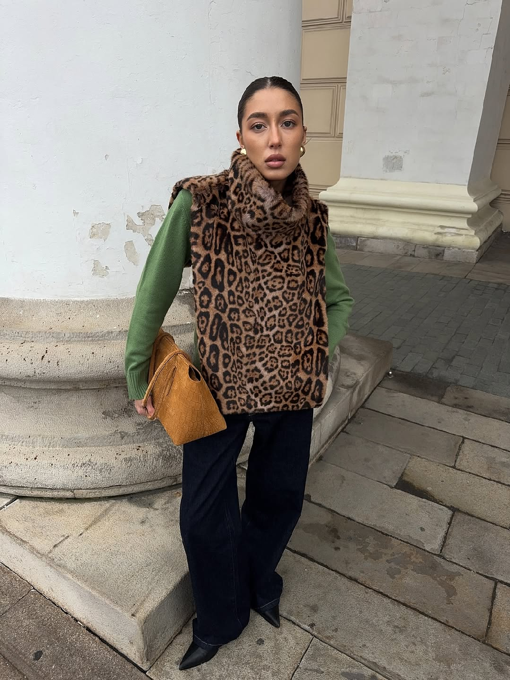 Забудьте о неудобных шарфах и громоздких свитерах с высоким горлом. Манишка из искусственного меха — это изысканное решение для тех, кто ценит комфорт и элегантность.

Этот стильный аксессуар согреет вас в холодную погоду, добавив вашему образу нотку роскоши и утонченности.

Мягкий и густой искусственный мех не только приятен на ощупь, но и сохраняет тепло, защищая вашу шею и грудь от ветра и мороза.

Манишка идеально сочетается с любой верхней одеждой - от пальто и курток до пуховиков и плащей.

Новинка доступна на сайте matu.me