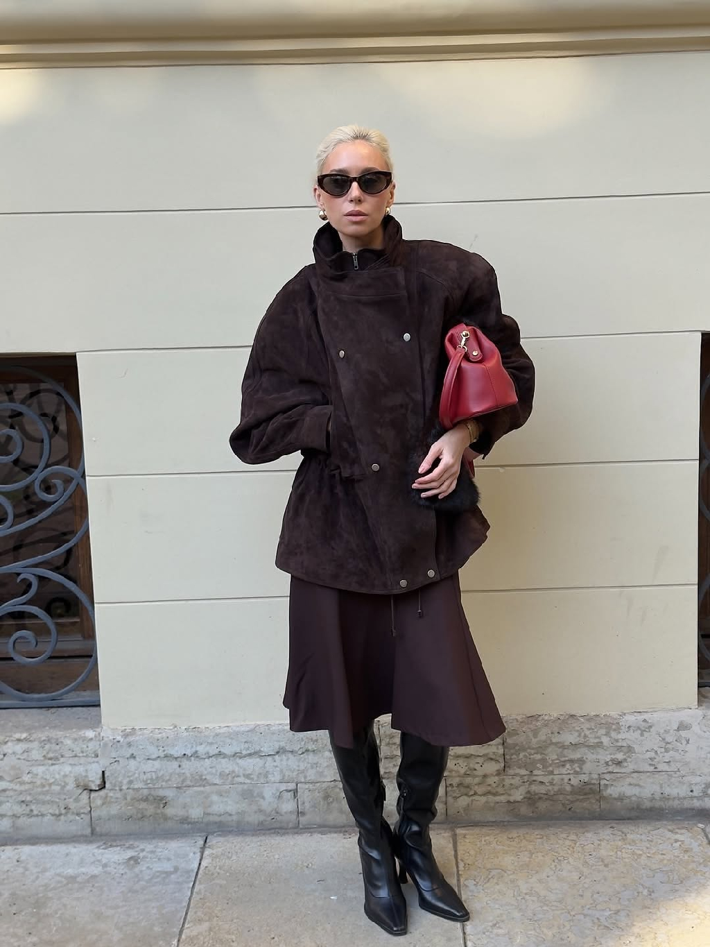 Женственность и утонченность в шоколадной юбке годе 🤎

Особенность такой юбки — в крое: верхняя часть мягко повторяет линии фигуры, а от колена вставки-клинья раскрываются волнами. Такой силуэт добавляет движения и делает походку еще изящнее.