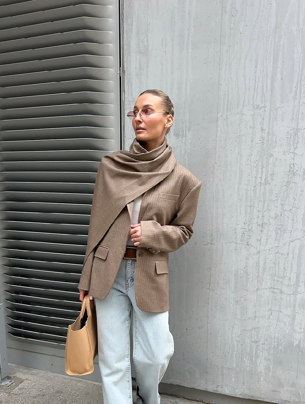 Жакет «HUDSON» из смесовой ткани с шерстью дарит тепло, полуприлегающий силуэт подчеркивает фигуру, а потайные кнопки и карманы с клапанами создают элегантный и современный образ.

Доступен для заказа на сайте matu.me