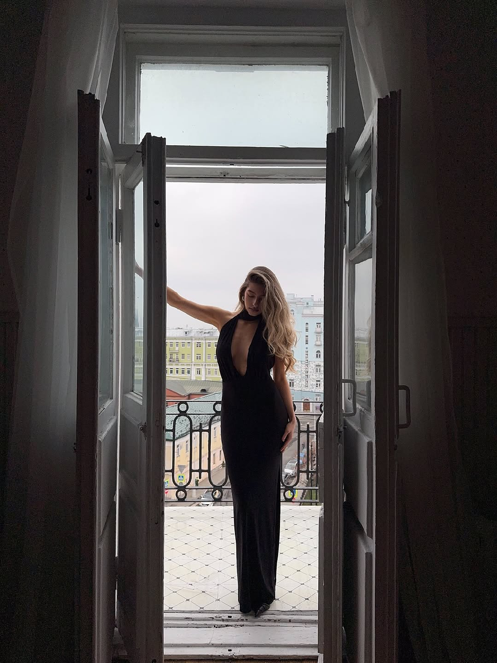 Для самых романтичных и особенных вечеров платье макси в черном оттенке 

Воротник стойка, глубокое декольте, открытая спинка и разрез по левой ноге — всё, что подчеркнет женственный силуэт и вашу красоту.