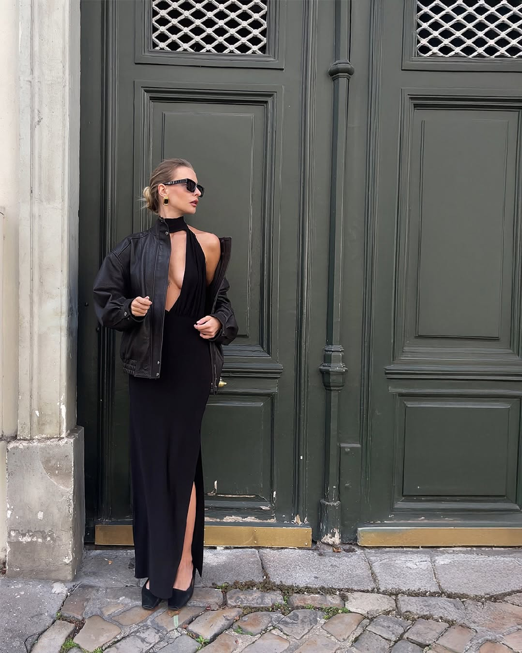 Добавляет дерзости даже самому утончённому образу 

Кожаная куртка поверх платья - комбинация, от которой сложно отвести взгляд. Куртка «ESPRESSO» и платье «Особенный вечер» на сайте matu.me