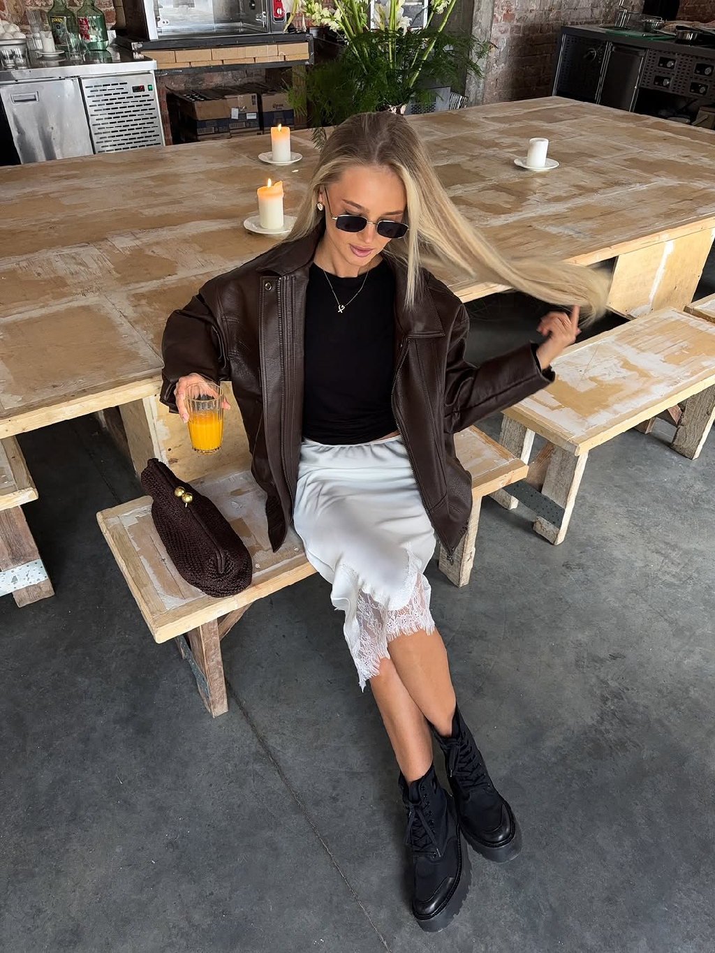 Тренд вне времени, вдохновленная бельевым будуарным стилем юбка ,«AMORE» идеальна для пикантных и элегантных образов.

Из ацетатного шелка с ажурной резинкой на талии, она дарит ощущение невесомости и утонченного шарма

Доступна для заказа в молочном, черном и шоколадном оттенках