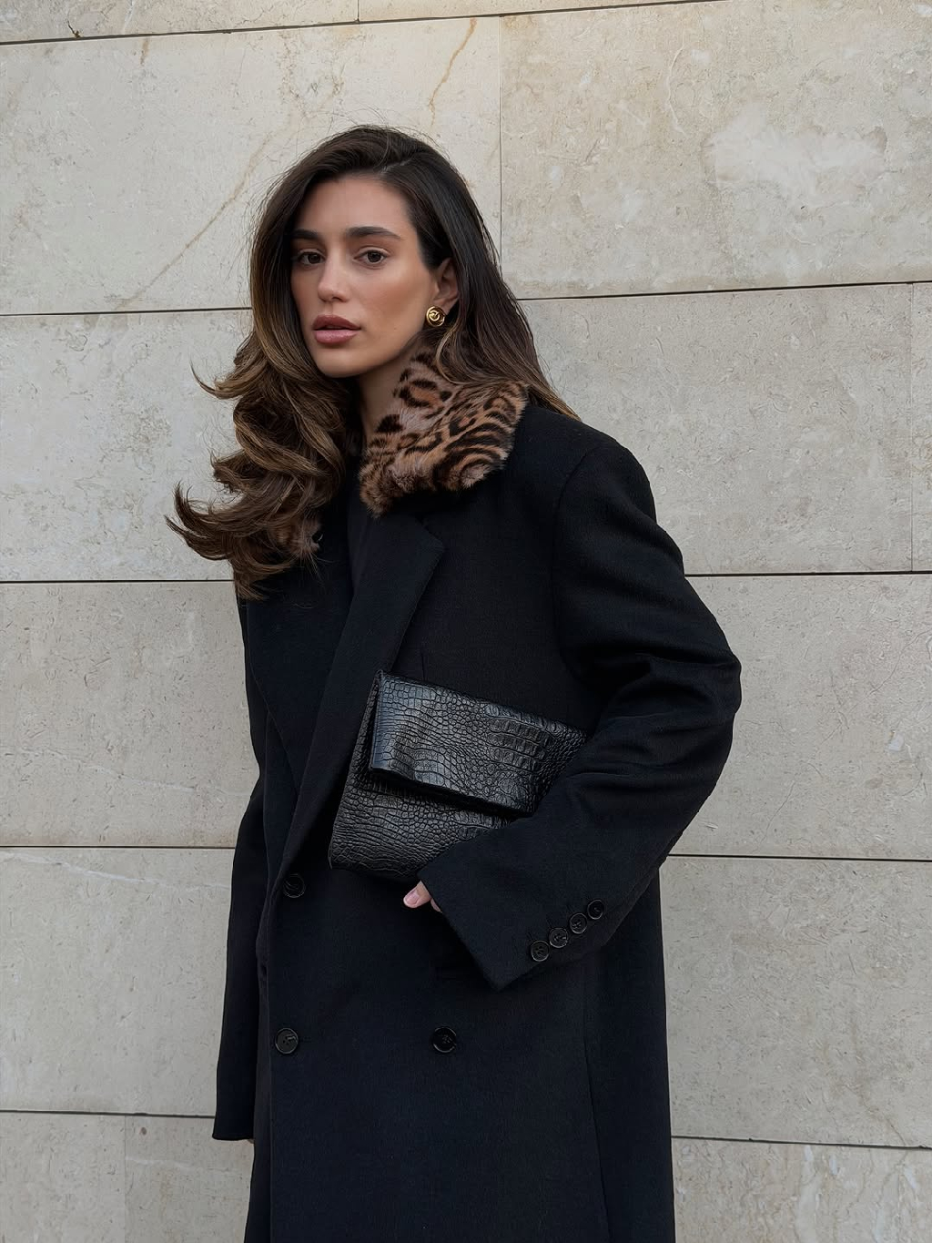 Современная классика в её чистом проявлении 🖤

Наше новое пальто со съёмным воротником из леопардового эко-меха - воплощение элегантности, женственности и характера.

Благодаря утеплённой стёганой подкладке и высокому содержанию шерсти, оно сохраняет тепло даже в холодное зимнее время.

Лаконичный крой, продуманная посадка и съёмный меховой акцент делают его универсальным решением для любого случая.

Пальто доступно на сайте matu.me в двух оттенках: чёрный и кэмел.