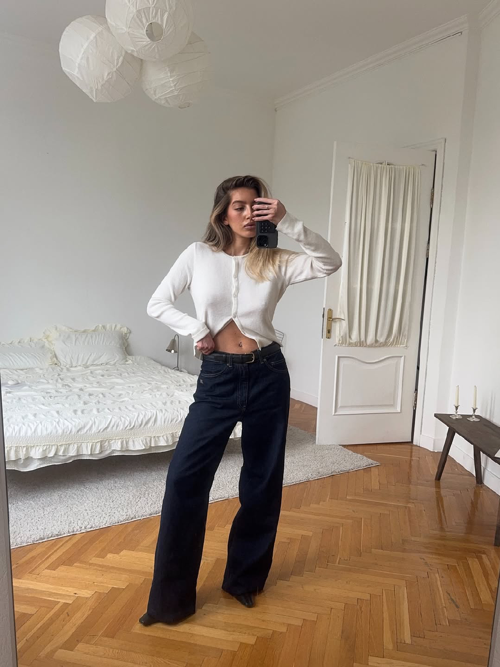 Глубокий синий, плотный деним и идеальная посадка.

Джинсы «SOHO» - база, которая выручает в любом ритме и выглядит безупречно всегда.