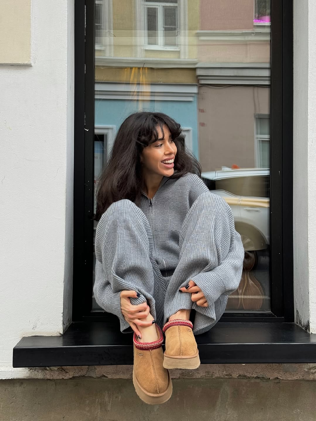 Возвращение бестселлера в усовершенствованной версии 🤍

Новый трикотажный костюм «COZY» благодаря в составе шерсти, обволакивает тело, создавая ощущение тепла и уюта на целый день.

Объемный кардиган на двойной брендированной молнии: можно расстегнуть замок как снизу, так и сверху. Брюки созданы с мягкой эластичной резинкой для максимального комфорта.

Новинка доступна на сайте matu.me в двух оттенках