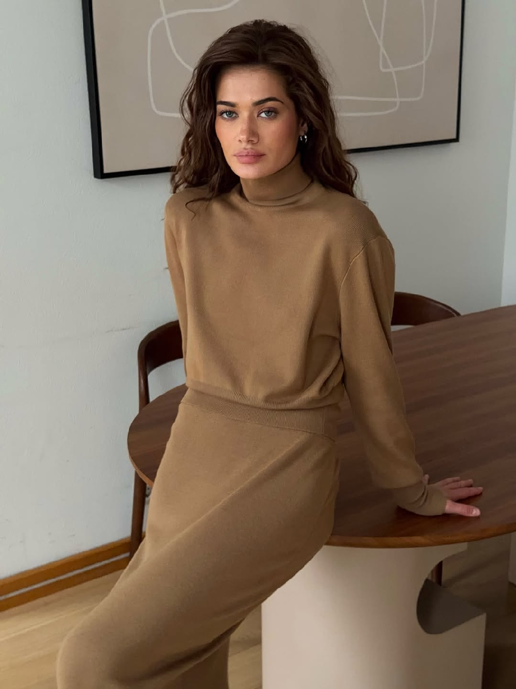 Невероятно женственный и уютный комплект 🙌🏼

Мягкий вискозный трикотаж очень приятен к телу, красиво садится на фигуру и ведёт себя безупречно в носке: не вытягивается, не скатывается и сохраняет первоначальный вид даже при ежедневной носке.

Комплект их укороченного джемпера и юбки миди легко вписывается в каждый день, для офиса, встреч и путешествий. Это тот редкий случай, когда комфорт и стиль действительно идут рядом.