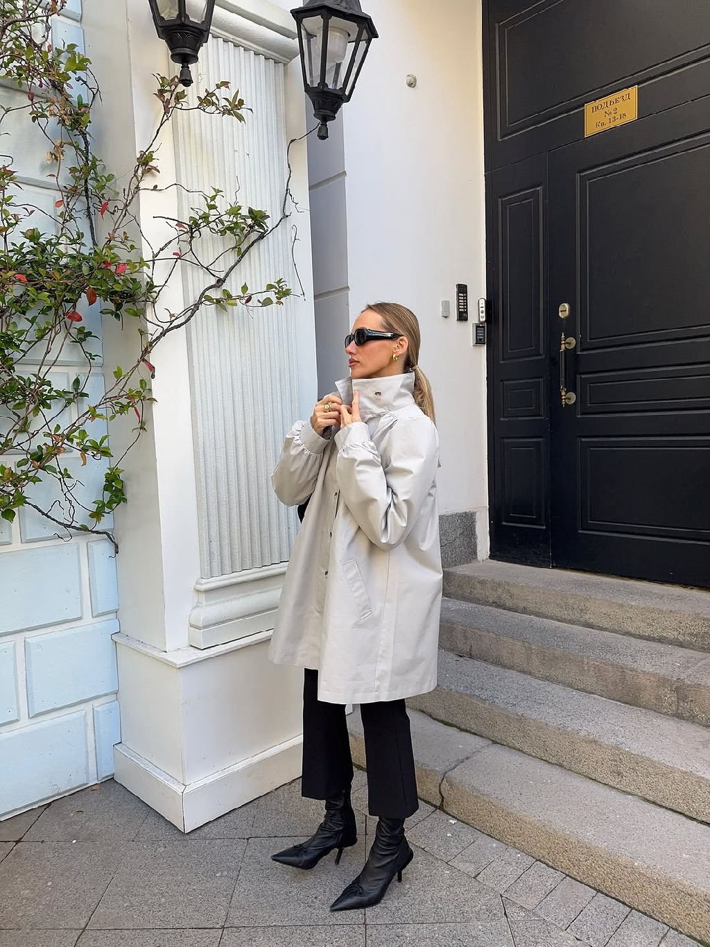 Тренч «GABRIELLE» переносит в атмосферу парижских улиц.

Объёмные рукава, лёгкие сборки и воротник-стойка делают его не только практичным, но и невероятно романтичным акцентом этой осени ✨