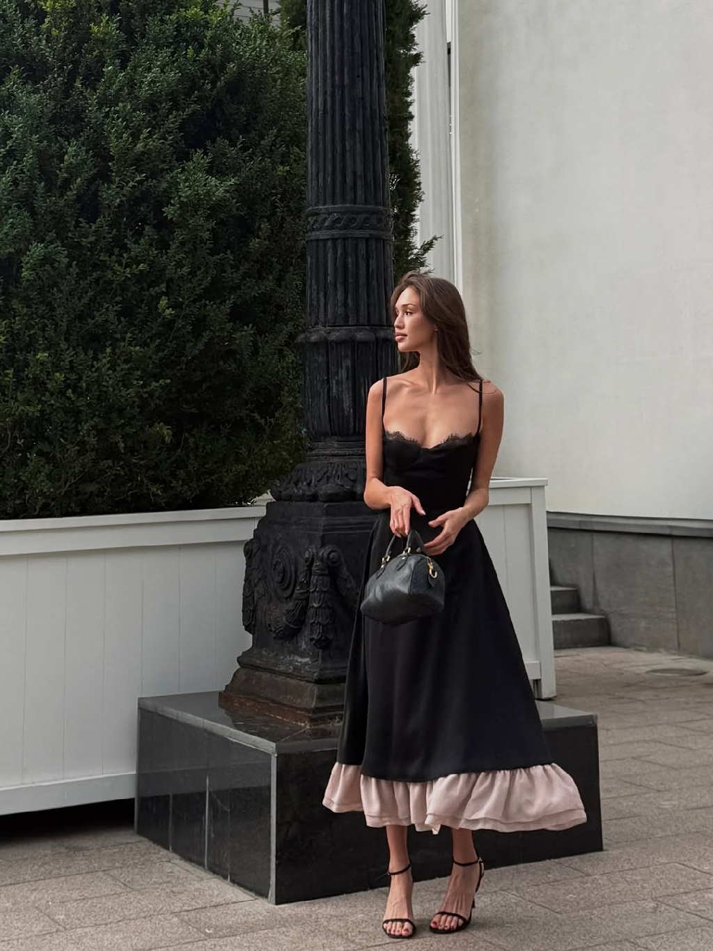 Идеальный вариант для свидания и особых случаев — ультра женственное платье из атласной ткани с шифоновым подьюбником «NOIR» 🤍