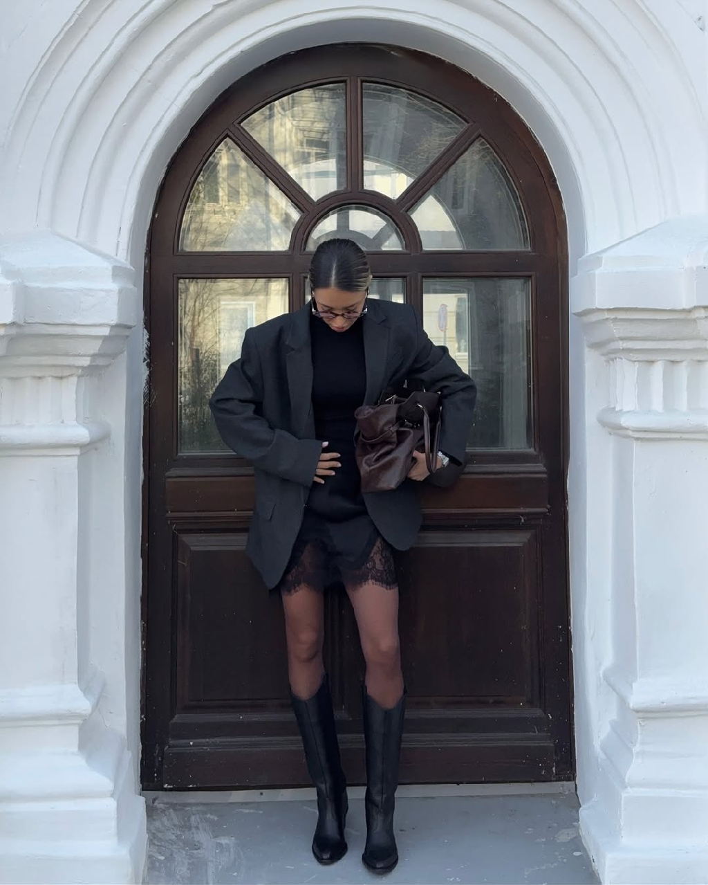 Основа для множества осенних сочетаний, которая добавит утонченности — юбка «AMORE» в бельевом стиле и с кружевом по низу.

Один из стильных вариантов сочетания с чёрной водолазкой для классического образа и жакетом «HUDSON».