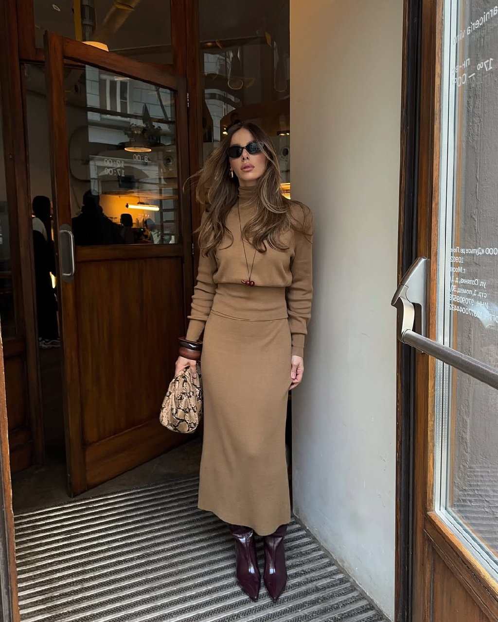 Продуманный женственный комплект, который экономит ваше время 🤎

Не нужно долго выбирать образ: надели - и вы уже выглядите стильно, стройно и собранно. Идеален на каждый день, для офиса, встреч и путешествий.

Костюм «AMBER» в двух оттенках на сайте matu.me