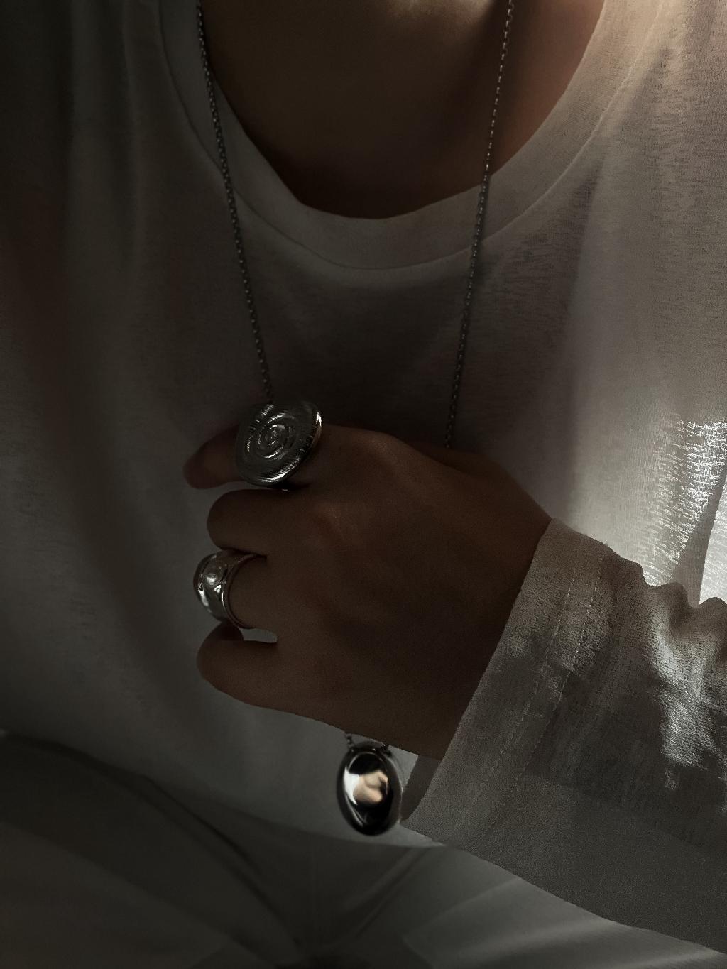 Люблю необычные кольца 🐚
Кольцо-ракушка идет в наборе с чокером и серьгами