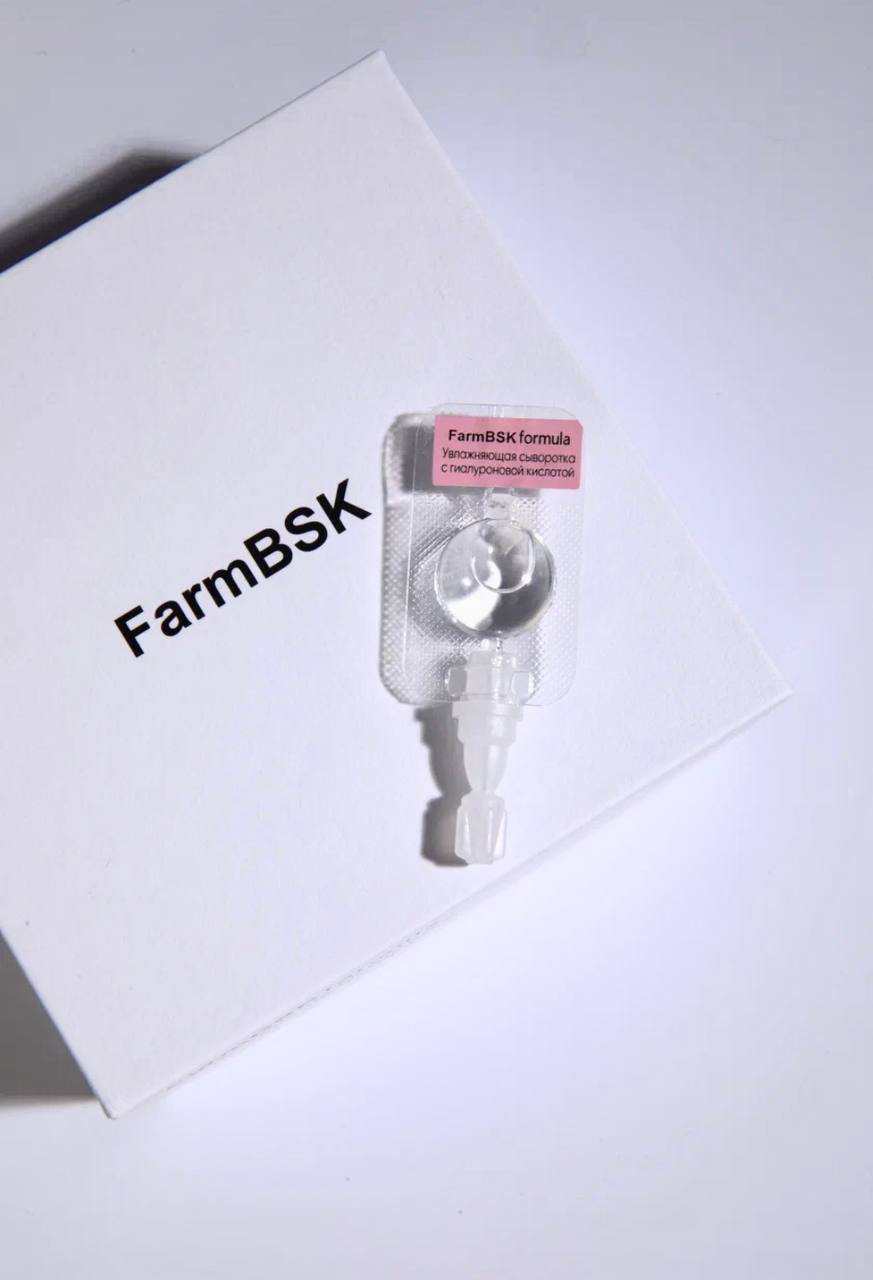 Увлажняющая сыворотка с гиалуроновой кислотой в монодозах🫶🏻

💡 Почему это удобно?
* Гигиенично: каждая капсула — стерильна и предназначена только для одного применения. Максимум свежести, ноль загрязнений.
* Удобно в дороге: берешь с собой ровно столько, сколько нужно. Идеально в поездке, в спортзал, в косметичку.
* Экономично: одна монодоза — это чётко отмеренное количество, ничего не тратится зря.
* Стерильная упаковка: подходит даже после процедур (пилинги, шлифовки, RF), когда коже особенно важно чистое и деликатное прикосновение.
* Без консервантов: нет необходимости добавлять агрессивные стабилизаторы, как в больших банках. Только активные компоненты и ничего лишнего.

✨ Отзыв после применения:
💬 «Я в восторге! Ощущение, будто кожа напилась воды изнутри. Уже через 10 минут после нанесения лицо стало гладким, как после процедуры у косметолога. Нет ни липкости, ни жирности — только шелковистость и ощущение комфорта. Ушла тусклость, кожа как будто "включилась". Очень крутой эффект увлажнения, который держится до конца дня. А сами монодозы — просто гениально! Удобно, стерильно и эффективно!»
