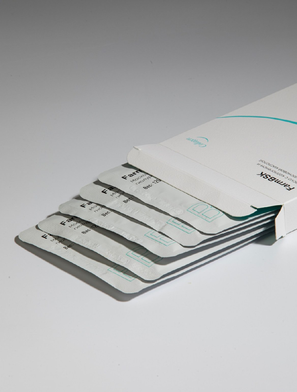 🌿 Маска, которая знает, как справиться со стрессом. Даже когда ты уже не можешь.

Когда коже тяжело — после солнца, процедур, бессонных ночей, гормональных всплесков или просто жизни в мегаполисе — эта маска становится ее щитом, поддержкой и перезагрузкой.

💧 Что делает её особенной?
* 3 вида гиалуроновой кислоты проникают в каждый слой кожи, увлажняя на всех уровнях.
* Растворимый коллаген работает на упругость и лифтинг.
* Центелла азиатская — натуральный антистресс: снимает покраснение, выравнивает рельеф, укрепляет барьер.
* Подходит даже гиперчувствительной коже.

✨ Для чего она?
* Восстановление после агрессивных процедур.
* Поддержка во время стресса, смены сезонов, воспалений.
* Быстрое улучшение текстуры и сияния кожи.

📦 Почему купить её именно сейчас?
* Уникальная синергия компонентов = проф-уход дома.
* Идеальный период для восстановления кожи — прямо сейчас.
* Премиум-эффект без похода в салон. Один вечер с этой маской - и ты словно после проф-процедуры.