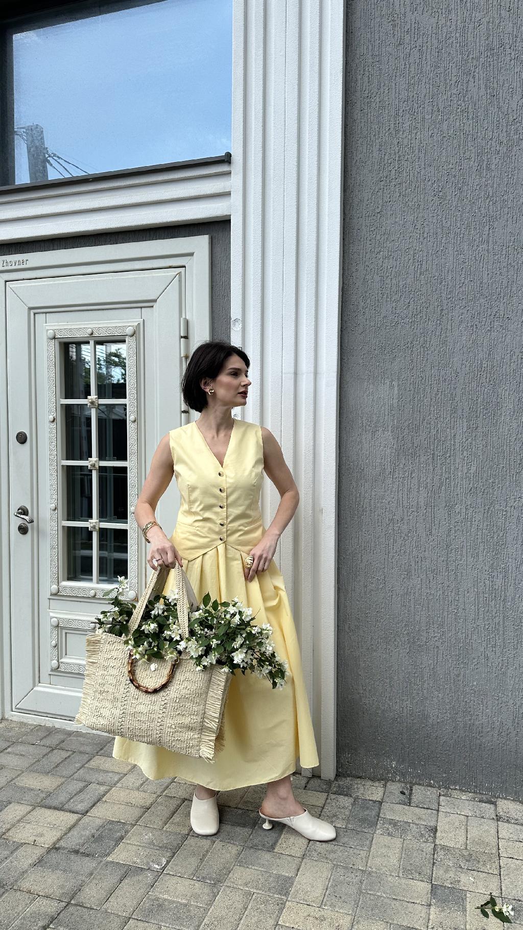 Плетенная сумка из рафии теперь подходит под любой образ 2025