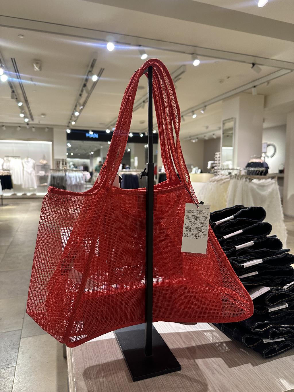 Ассортимент интересных аксессуаров в Mango Кунцево Плаза Москва 