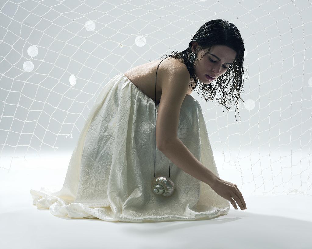 А что если носить юбку, как платье? 
Style by me. 