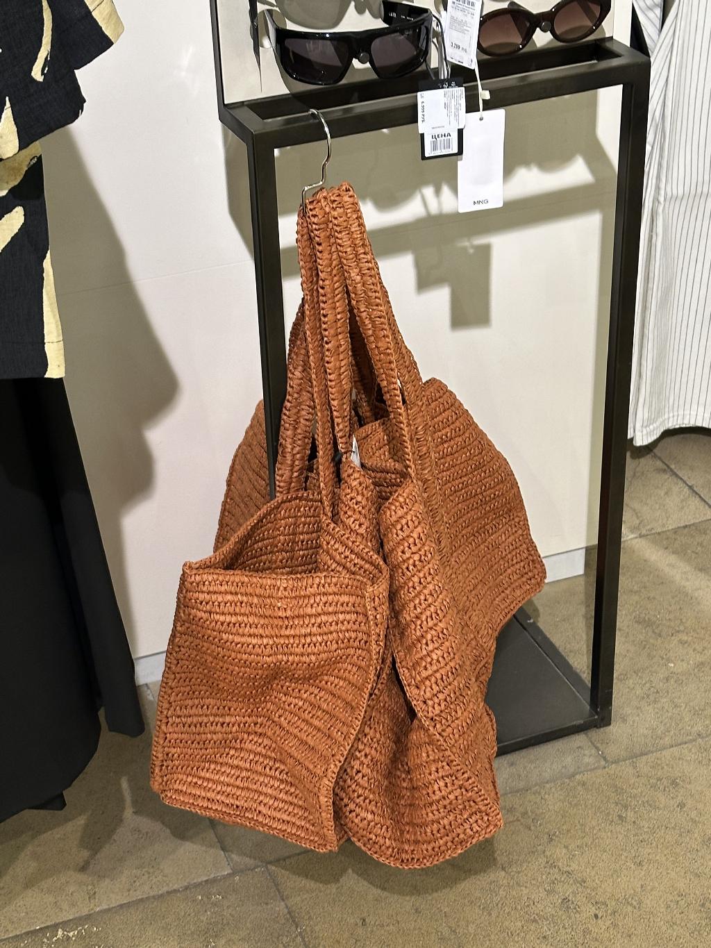 Ассортимент интересных аксессуаров в Mango Кунцево Плаза Москва 