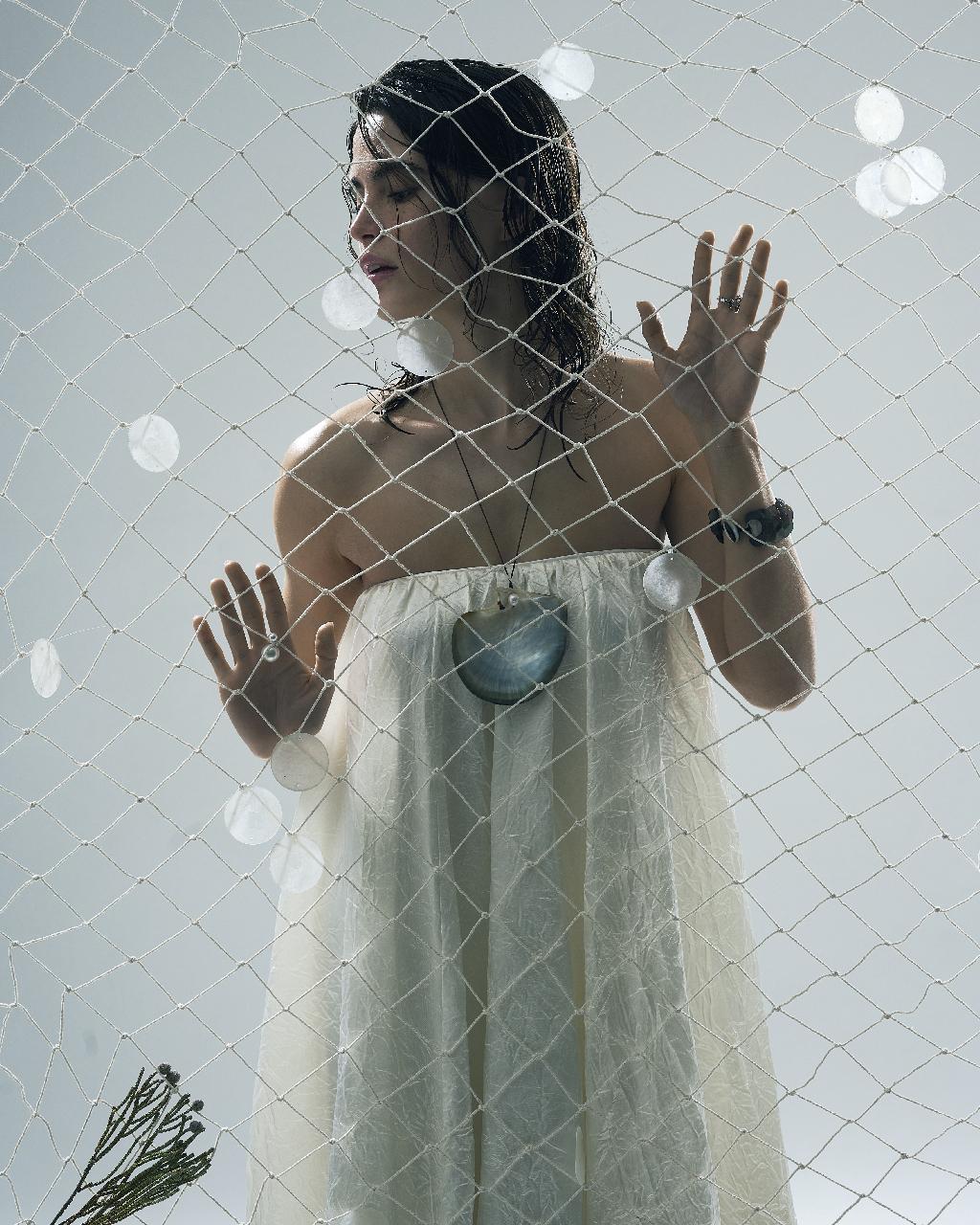 А что если носить юбку, как платье? 
Style by me. 