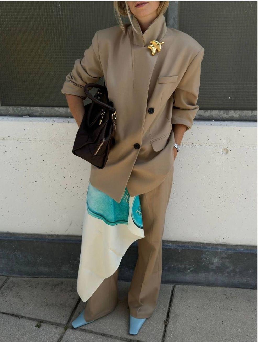 Платок в качестве акцента в образе 