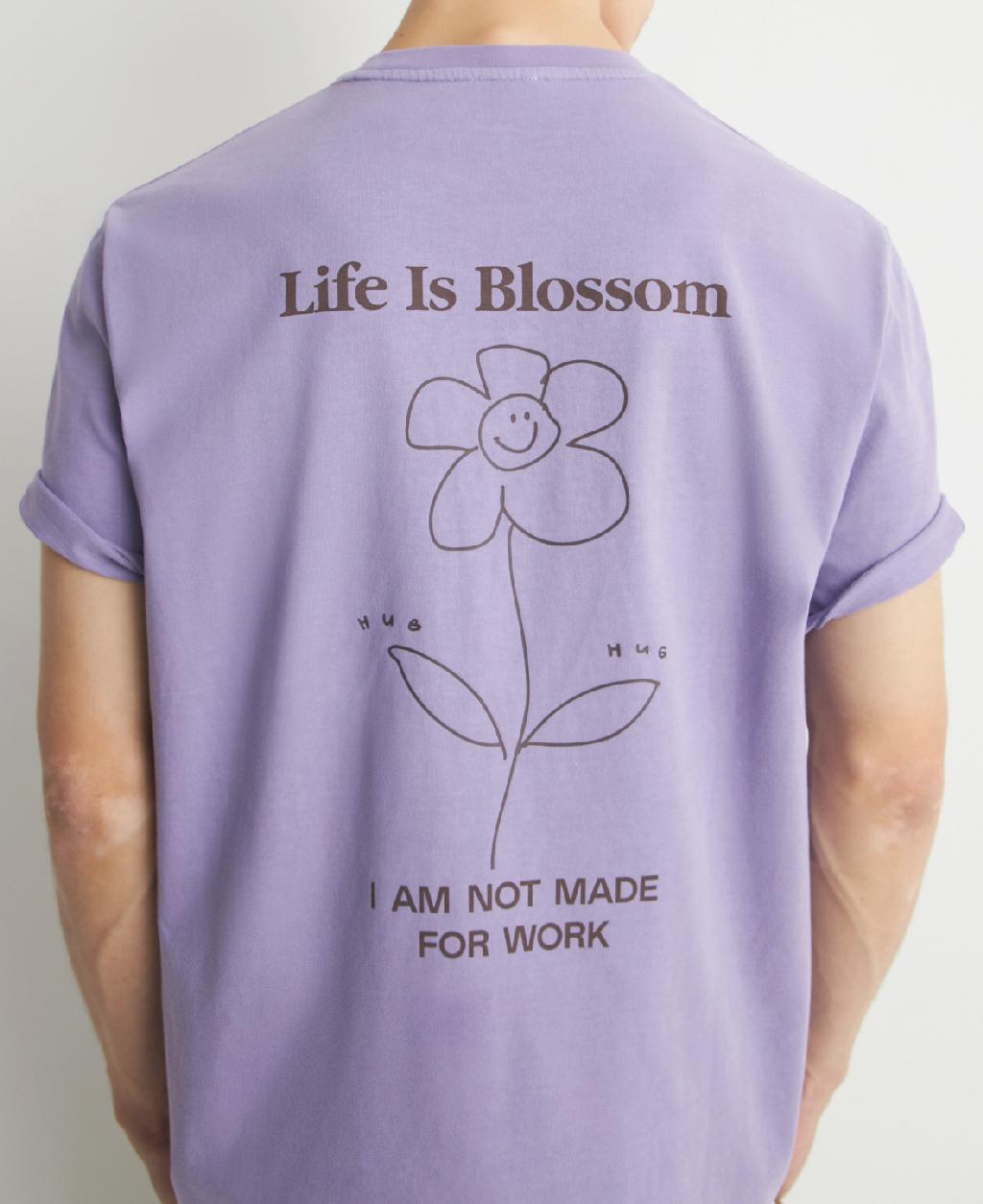 Яркая футболка - незаменимая вещь в гардеробе летом (если только вы не любитель минимализма, конечно же) 

Обратите внимание на мужские отделы 