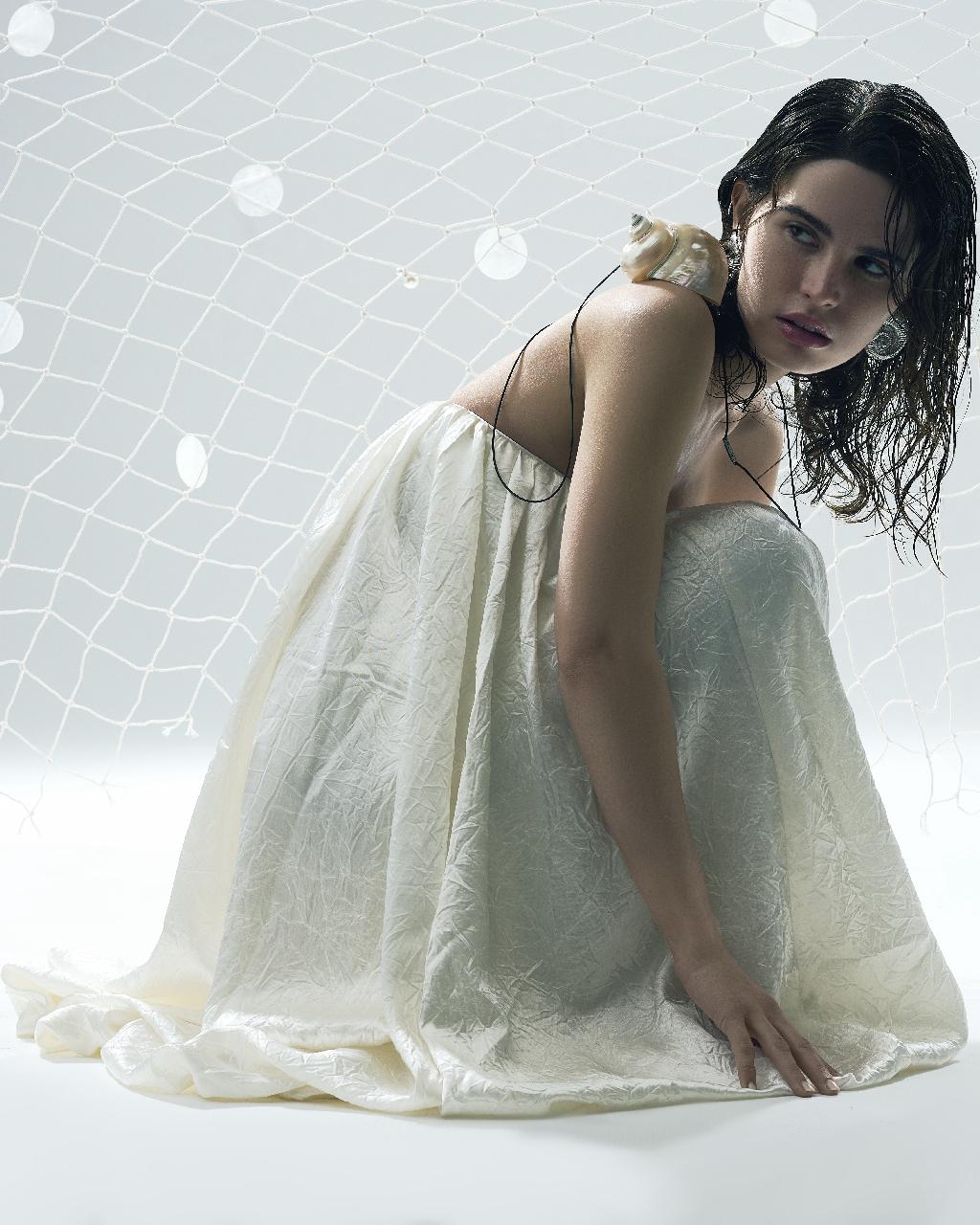 А что если носить юбку, как платье? 
Style by me. 