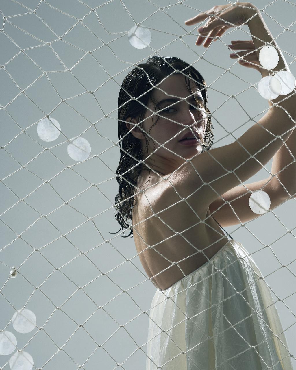 А что если носить юбку, как платье? 
Style by me. 