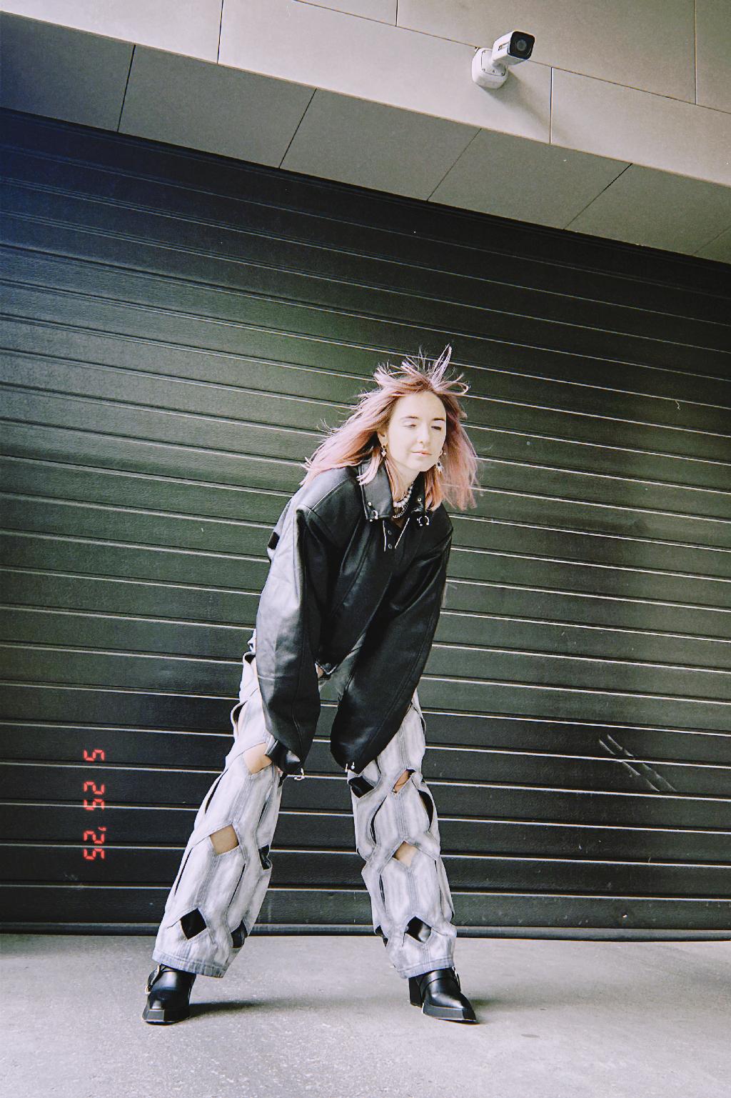 Образы в стиле авангард с деконструкцией - это классика 90-х