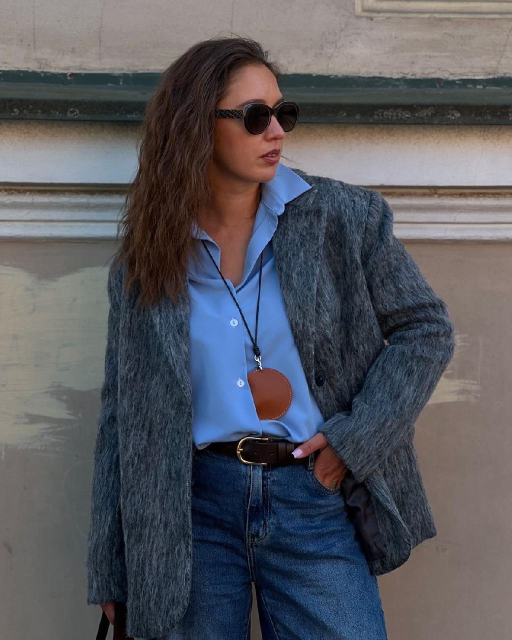 Сейчас в тренде украшения из экокожи. Мне очень нравится добавлять их в образы. Очень стильно смотрятся, добавляют вертикальные линии и визуально вытягивают силуэт. 