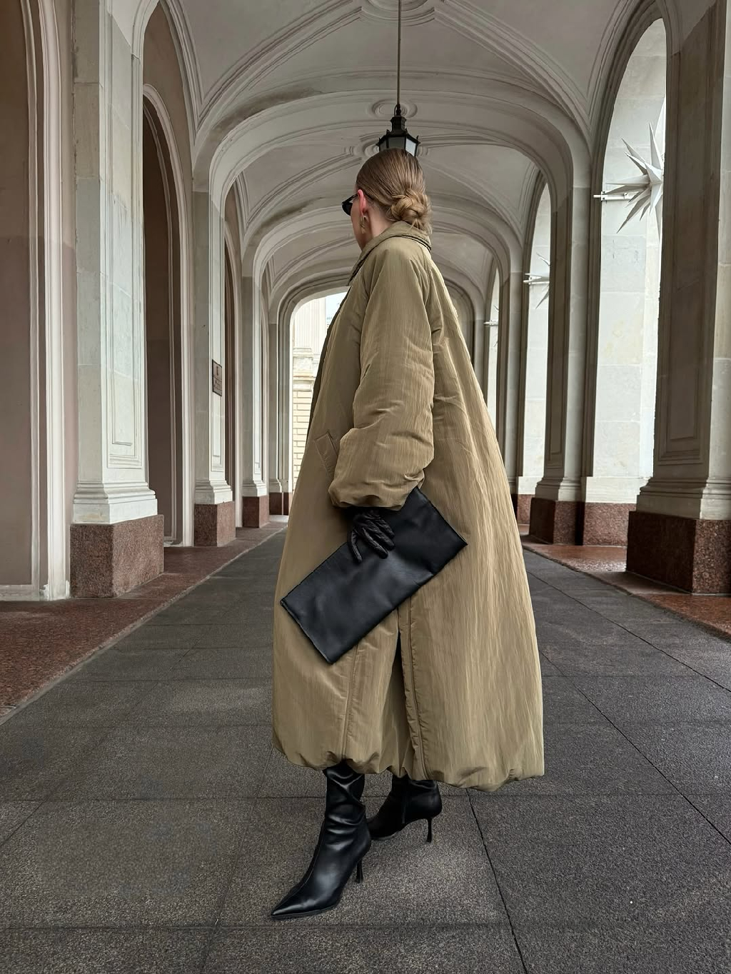 Пуховик Radicchio — баллон А-образного силуэта, с выразительным объемом и точной посадкой. Оливковая курточная ткань с крэш-эффектом защищает от ветра и влаги и мягко мерцает золотистым отливом, подчеркивая фактуру и форму. По низу изделия, а также по низу рукавов — шляпная резинка: именно она создает характерный силуэт-баллон.

Идеальный вариант для долгих зимних прогулок и городских маршрутов!