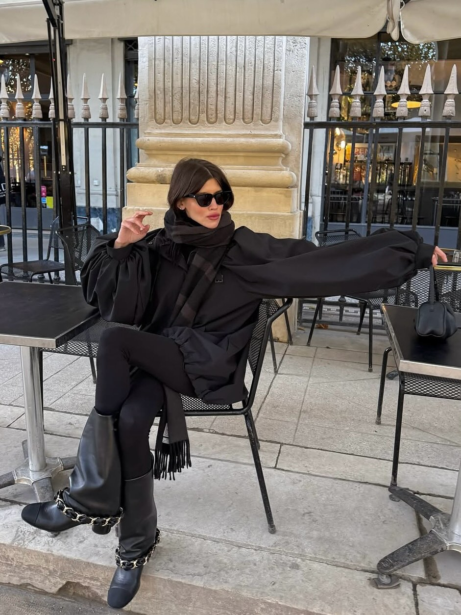 С изделиями из коллаборации Nude Story x Goucha осень становится не только комфортной, но и по-настоящему стильной.

Бомбер из итальянского нейлона - пример того, как практичность и выразительный силуэт могут сосуществовать в одной вещи. Объем, продуманные детали и ткань с мембранным покрытием создают защиту от ветра и влаги, сохраняя легкость и эстетику образа.

За вдохновение на красивые прогулки благодарим Полину @pollyhey