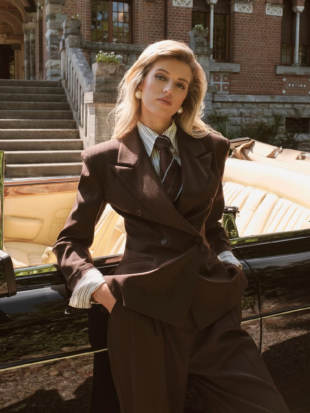 Коллекция Felicita вдохновлена эстетикой 80-х - временем выразительных силуэтов и смелой женственности. В ее атмосфере — прогулки по берегам озера Комо и ощущение настоящей dolce vita.

Фактурные платья и костюмы из итальянской шерсти, мягкая графичность подплечников, легкий шифон и фирменные пальто Nude Story создают цельный осенний гардероб. Акцентные пуговицы, изящные пояса и украшения в духе 80-х - завершающие штрихи, превращающие каждый день в особенный.

Коллекция уже доступна на сайте и в офлайн-магазинах
Nude Story!