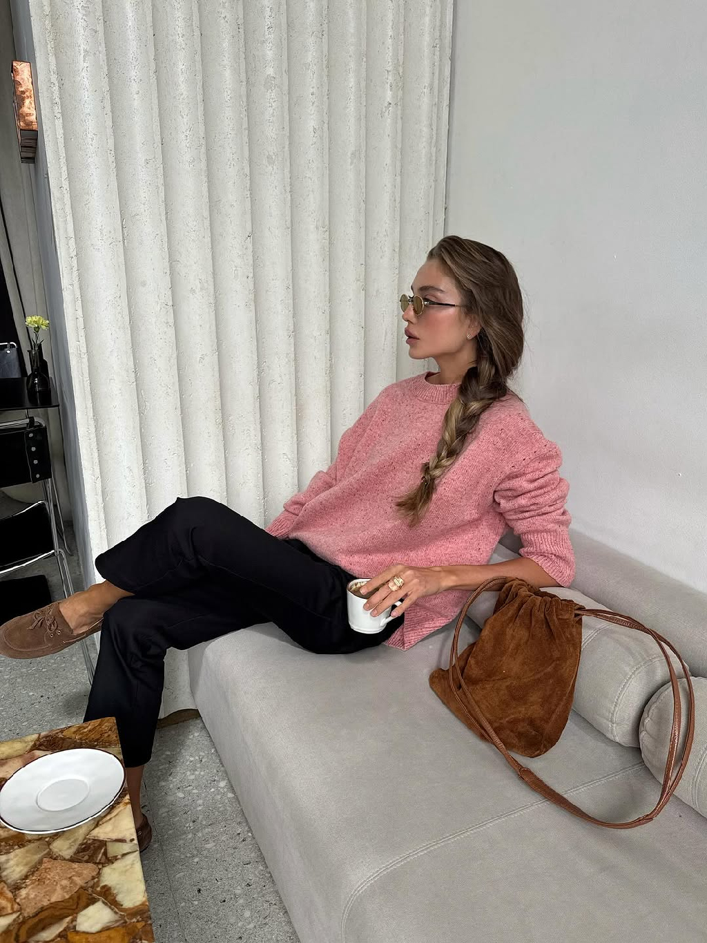 Объемный джемпер из мериноса с мягким блеском и свободным силуэтом встречается с укороченными брюками-сигаретами, которые подчеркивают линии фигуры.

Такой дуэт легко вписывается в повседневный ритм: он держит баланс между расслабленностью и элегантностью, создавая образ для города в любое время дня.