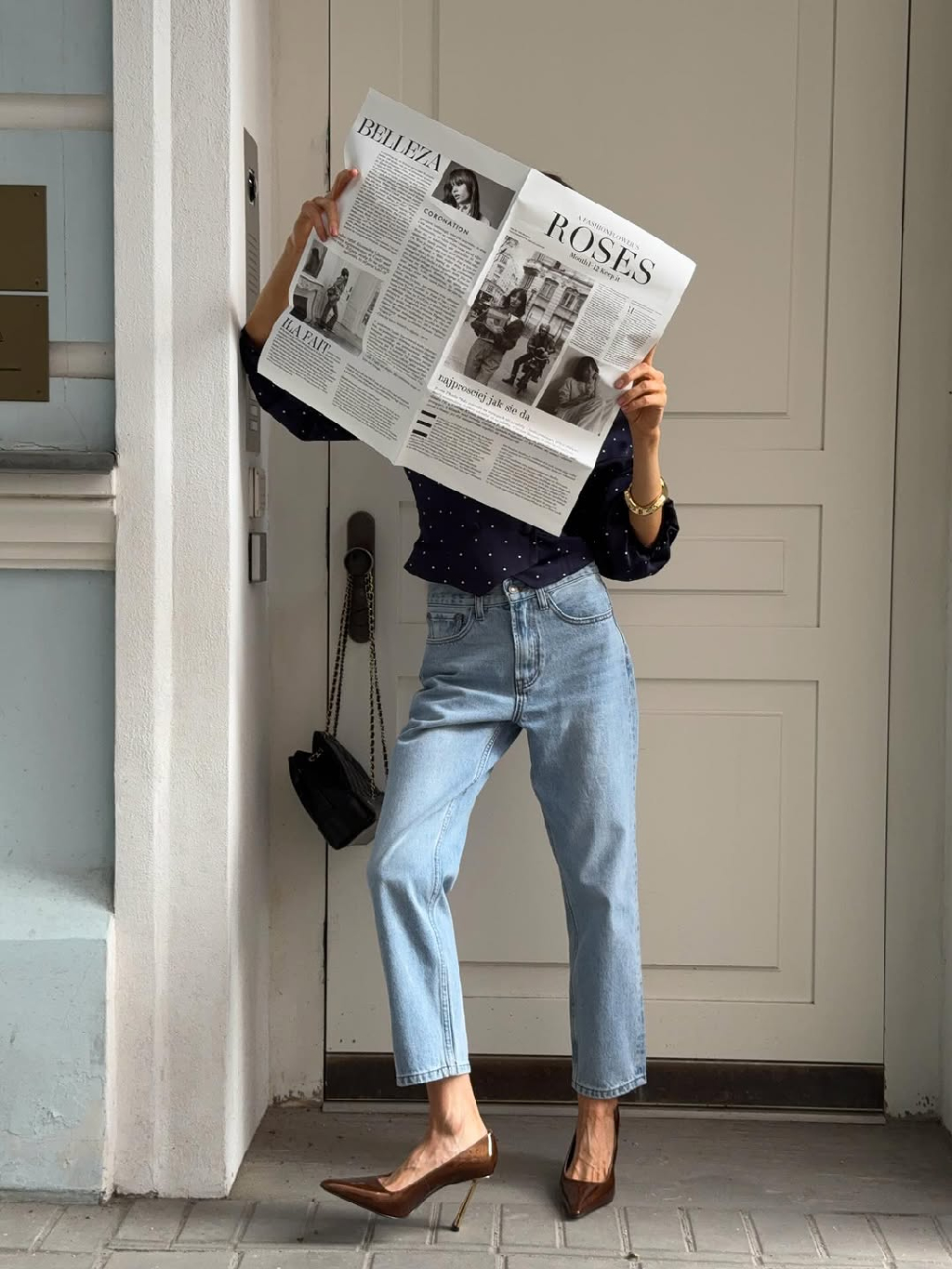 Образ для города, где важна каждая деталь.
Укороченные джинсы с винтажным характером денима и блуза с авторским принтом в горох создают баланс между повседневной свободой и элегантностью.

Такой наряд легко сопровождает день в городе: утреннее кофе на террасе, встречи в центре, вечерняя прогулка.