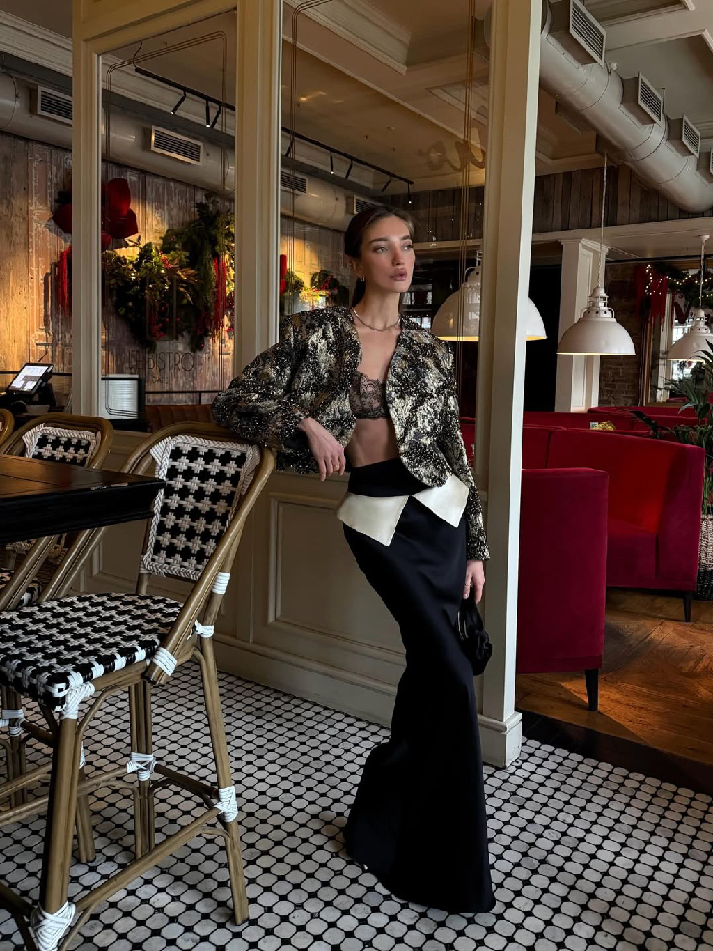 Мерцание золота как главный акцент: укороченный жакет Sinatra из итальянской ткани с пайетками и бисером. Юбка Blackjack поддерживает этот ЭФфект. Отлетные детали в светлом золотистом оттенке продолжают тему нежного золота и мягко подчеркивают линию бедер.

Идеальный образ от @elen_sheva для выхода на праздничный ужин - элегантный, светящийся и без лишних слов 🥂