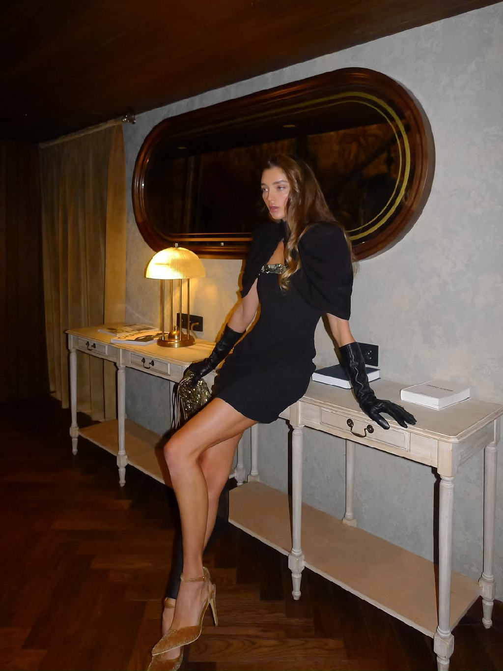 Это платье из итальянского вискозного крепа садится точно по фигуре и держит чистую линию декольте: прямой вырез оформлен тесьмой с пайетками и золотистым стеклярусом, давая деликатный блеск в кадре и в жизни.

Две детали делают образ особенным: шифоновый шлейф, закрепленный по линии талии, и съемная шифоновая накидка с воротником-стойкой.