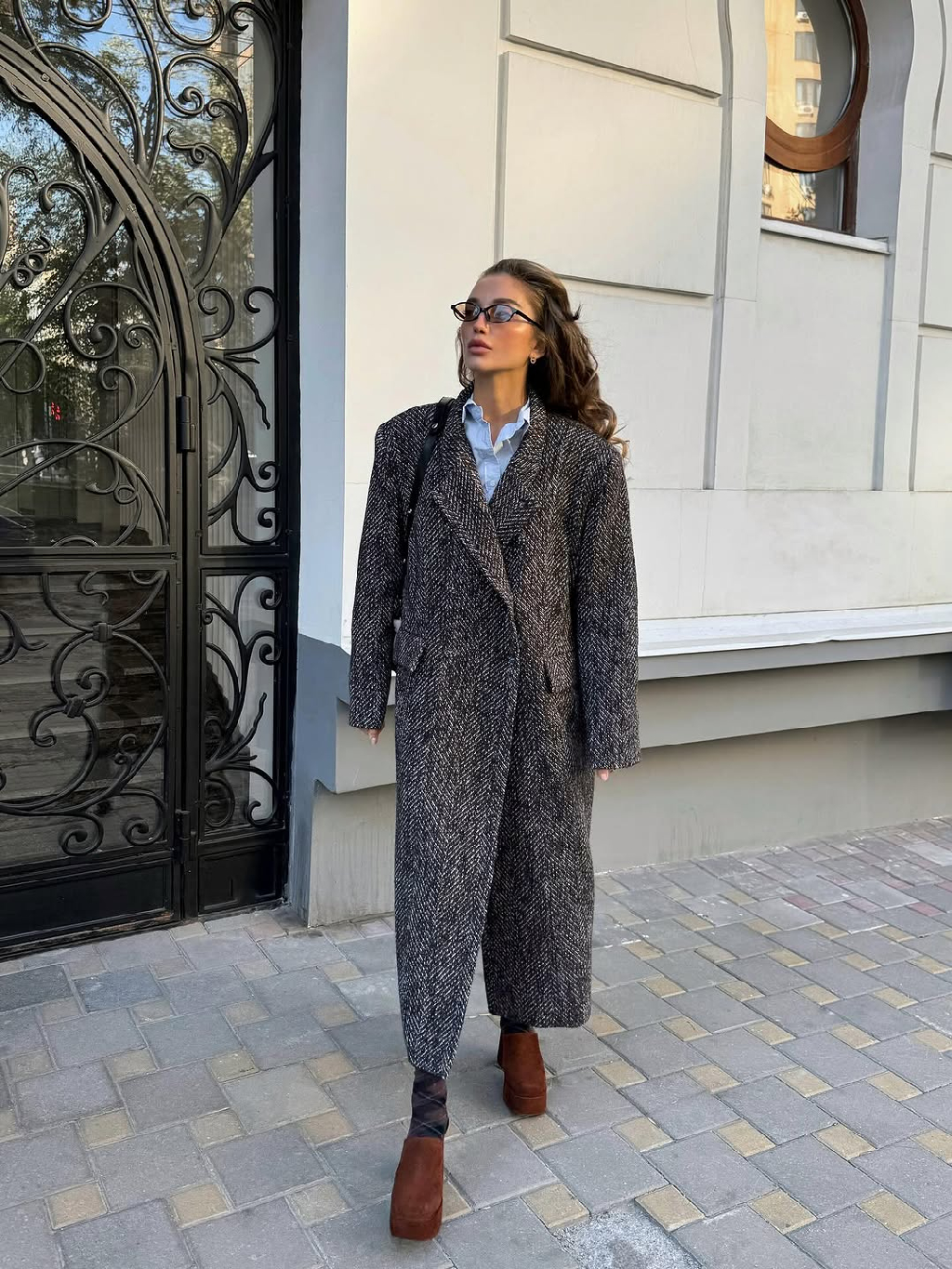 Елена в пальто Felicita - пример того, как
классическая элегантность сочетается с интересной стилизацией. Фактурная итальянская шерсть с вкраплениями белого подчеркивает глубину оттенка, а бирюзовые детали пуговиц добавляют образу деликатные акценты.

В коллекции Nude Story — разные варианты верхней одежды: от элегантных пальто до легких пуховиков и универсальных курток для города.