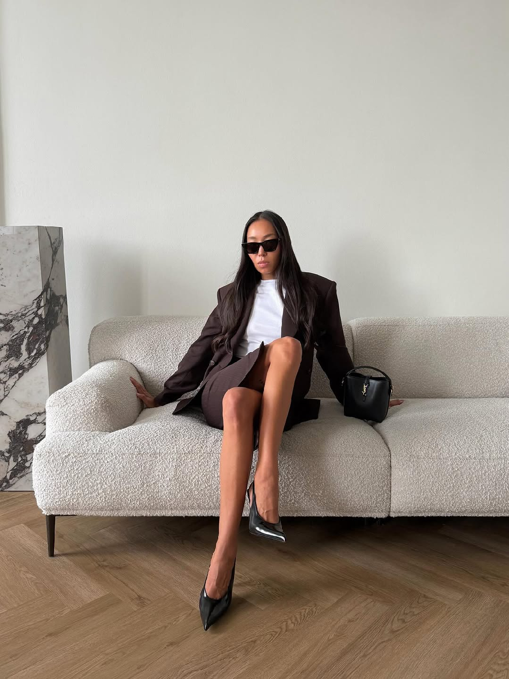 Классический костюм - основа гардероба и та вещь, что всегда к месту. Он работает и в деловых буднях, и в личных историях, когда хочется собранности и уверенности.

Жакет и юбка Primo Rigato из итальянской вирджинской шерсти с тонкой полоской - пример точности и продуманности в каждой детали. В сочетании с белой футболкой строгий силуэт звучит легче — оставаясь элегантным, но без излишней формальности.