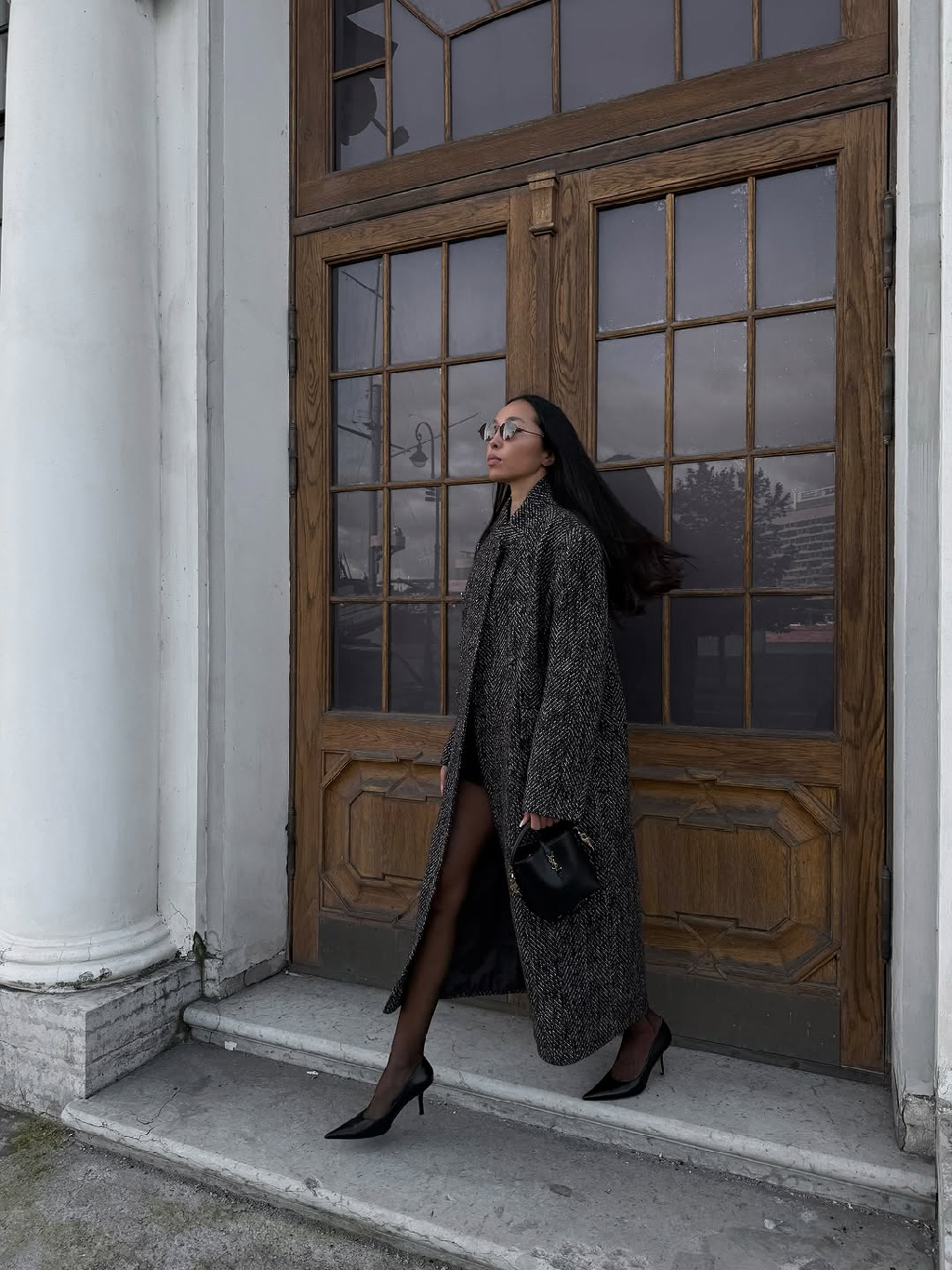 Пальто Felicita - это гармония линии и фактуры. Макси-длина и четкий силуэт с акцентом на плечах создают чистую графику образа.

Материал выбран особенный: итальянская шерсть с фактурой в елочку, глубокий коричневый оттенок которой подчеркнут светлыми вкраплениями. Внутреннее оформление продумано до деталей - пальто столь же безупречно изнутри, как и снаружи.

Оно легко становится центральной вещью гардероба, вокруг которой соберутся красивые и элегантные образы.