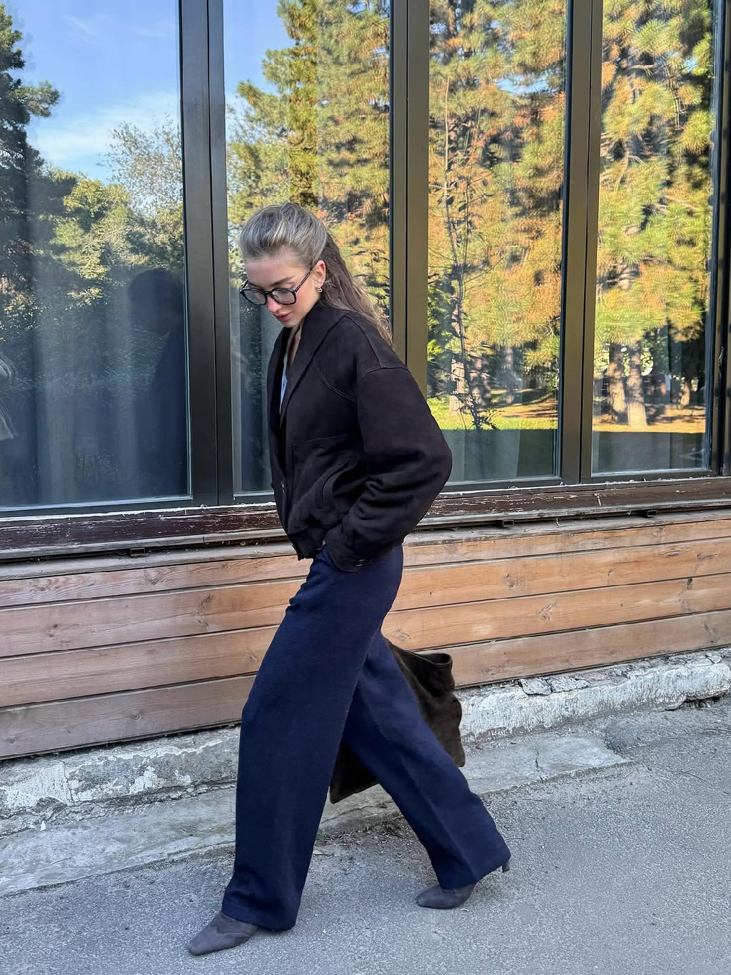 Свободные трикотажные брюки из шерсти и кашемира - мягкие, теплые, удобные на каждый день. К ним — замшевая куртка в глубоких коричневых тонах.
Легкая, но теплая, с продуманными деталями и универсальным кроем.

Образ для тех, кто выбирает комфорт без потери стиля.